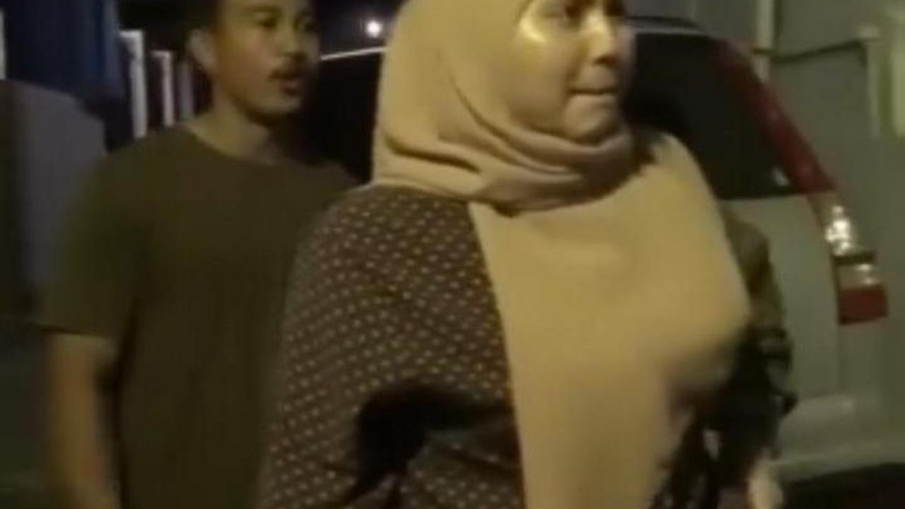 Awalnya, seorang ibu-ibu tampak mencari tahu siapa yang parkir mobil sembarangan hingga menganggu akses jalan. Kemudian seorang wanita dan pria pemilik mobil pun datang ke tempat  ibu-ibu ini.