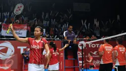 Pebulutangkis ganda putri Indonesia, GreysiaPolii (kiri) mengangkat tangan usai melawan Yin Loo Lim/Yean Lee Meng di Total BWF Championships 2015 di Jakarta, Rabu (12/8/2015). Greysia/Nityaunggul 17-21, 21-13, 21-11. (Liputan6.com/Helmi Fithriansyah)