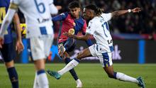 Pemain depan Barcelona asal Spanyol #19, Lamine Yamal, berebut bola dengan gelandang Leganes asal Kamerun #17, Yvan Neyou, selama pertandingan liga Spanyol antara FC Barcelona dan Club Deportivo Leganes SAD di Estadi Olimpic Lluis Companys di Barcelona, Senin dini hari WIB (16-12-2024). (Josep LAGO/AFP)