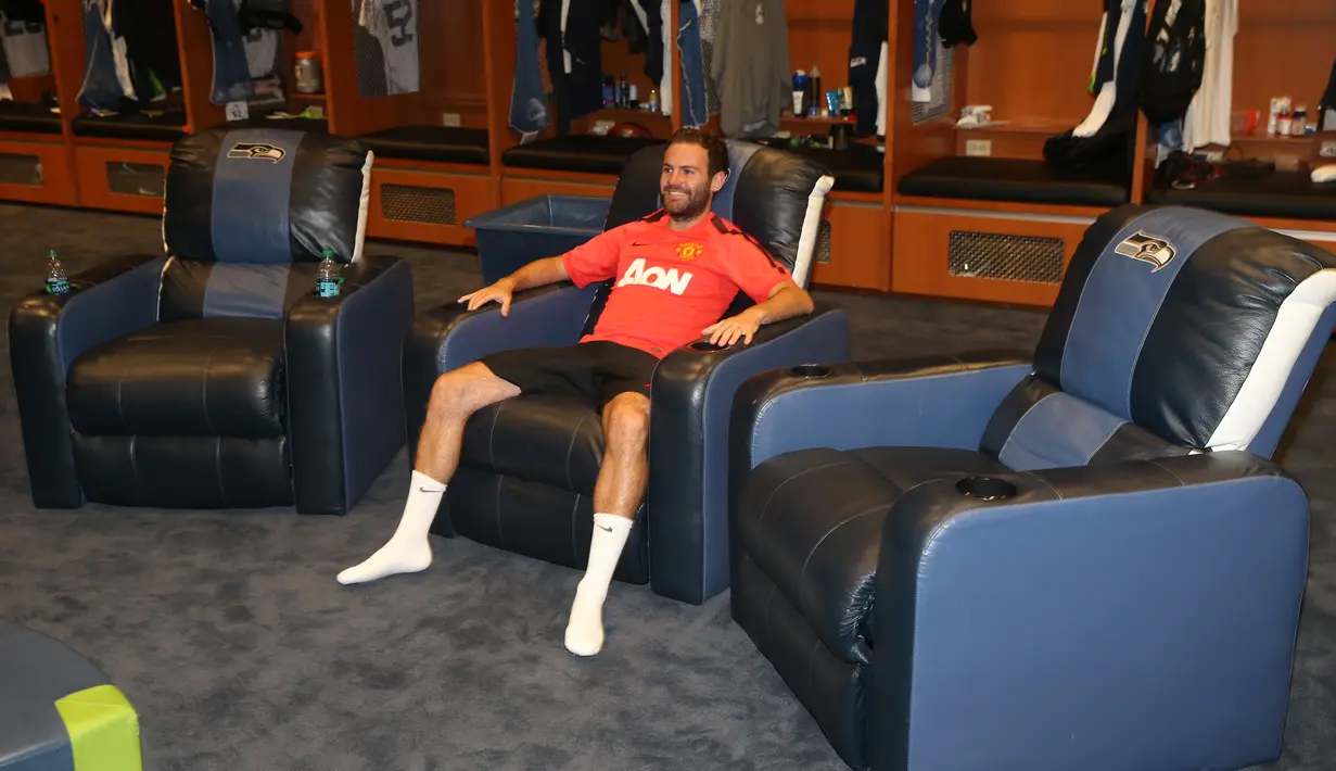  Komentar Luke Shaw : Disinilah Juan berelaksasi di ruang ganti Seattle Seahawks, ukurannya tidak bisa dipercaya. Fasilitas kompleks latihan mereka sangat bagus dan kita bisa berlatih di lapangan yang bagus. (ManUtd.com)