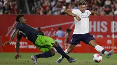Gelandang Liverpool, Alex Oxlade-Chamberlain berebut bola dengan pemain Sporting CP, Marcus Wendel dalam laga uji coba di Stadion Yankee, Amerika Serikat, Kamis (25/7/2019). Liverpool ditahan imbang Sporting dengan skor 2-2. (AP Photo/Frank Franklin II)