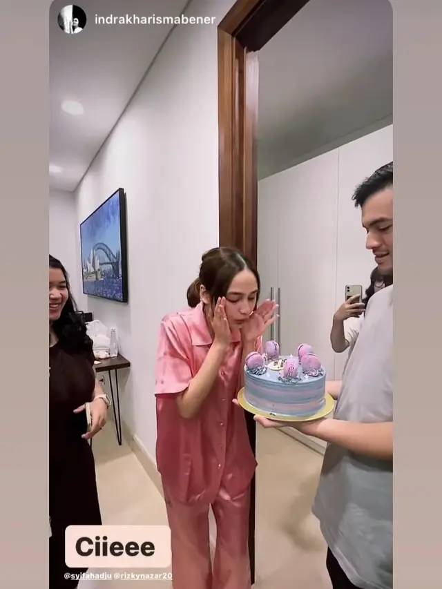 Syifa Hadju tiup lilin kue ultah dari Rizky Nazar (foto: instagram indrakharismabener)