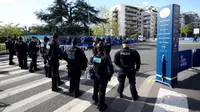 Polisi Prancis yang mengenakan perlengkapan anti huru-hara mengontrol akses ke stadion Parc des Princes menjelang pertandingan leg pertama perempat final Liga Champions UEFA antara Paris Saint-Germain (PSG) dan FC Barcelona di Paris pada 10 April 2024. (FRANCK FIFE/AFP)
