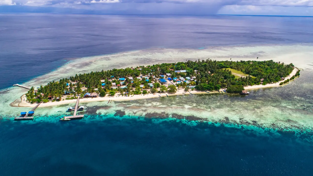 Menikmati Pesona Alam Desa Arborek di Papua Barat