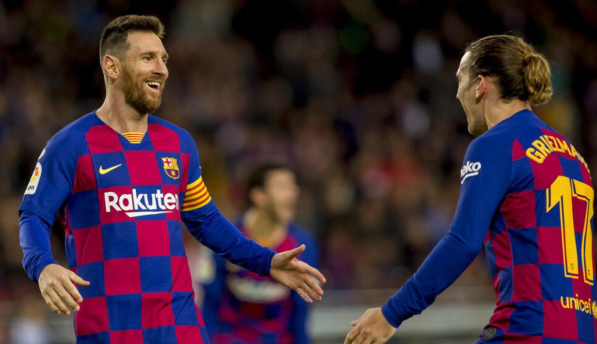 Striker Barcelona, Lionel Messi, melakukan selebrasi bersama Antoine Griezmann usai membobol gawang Deportivo Alaves pada laga La Liga 2019 di Stadion Camp Nou, Sabtu (21/12). Barcelona menang 4-1 atas Alaves. (AP/Joan Monfort)