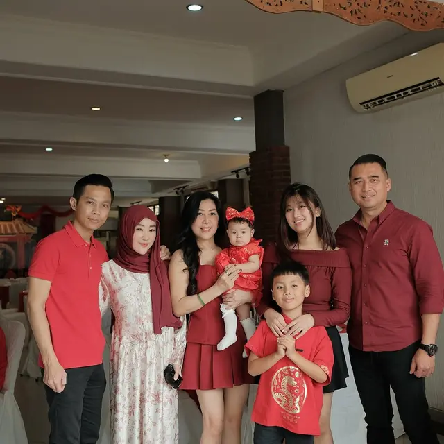 6 Potret Larissa Chou di Tengah Keluarga Beda Keyakinan, Tetap Ikut Rayakan Imlek