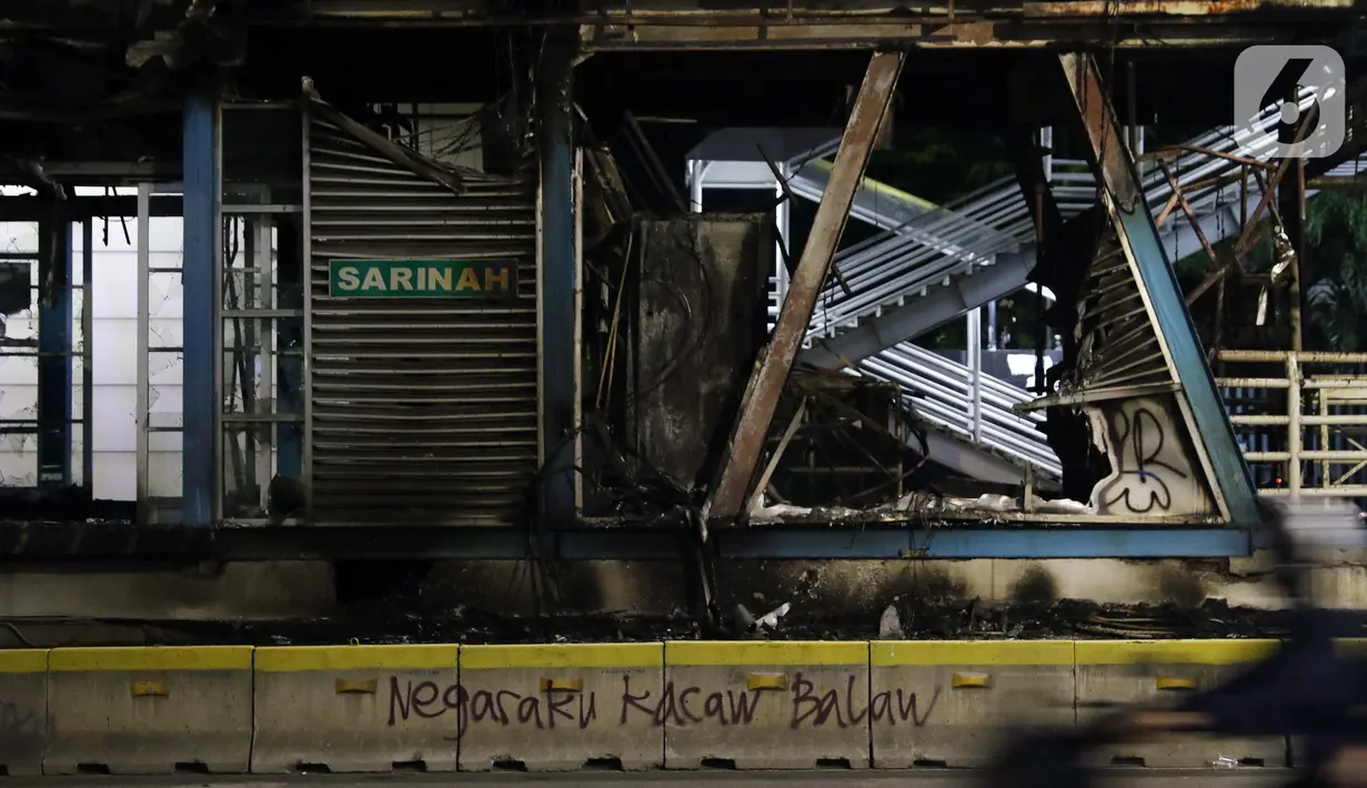 Kondisi halte bus transjakarta Sarinah di Jalan MH Thamrin terlihat rusak parah, Jakarta, Kamis (8/10/2020). Unjuk rasa menentang disahkannya Omnibus Law UU Cipta Kerja berujung aksi anarkis merusak berbagai fasilitas umum. (Liputan6.com/Helmi Fithriansyah)