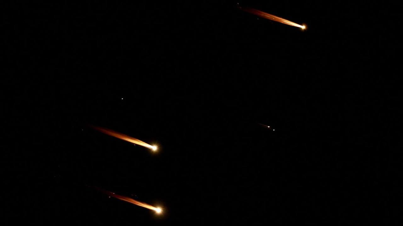 FOTO: Mencekam! Ini Penampakan Rudal Berterbangan di Langit Israel Saat Iran Lancarkan Serangan