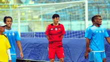 Milan Petrovic (tengah) memantau latihan Arema FC (Liputan6.com/Rana Adwa)