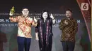 Wakil Komisaris Utama SCM Suryani Zaini bersama Direktur Konten KLY Wenseslaus Manggut saat memberikan penghargaan kepada Menteri Pertanian Syahrul Yasin Linpo  dalam Anugrah Inspiratif Liputan6.com di Jakarta, Sabtu (8/7/2023). Dengan  katagori Tokoh inspiratif pegiat pemenuhan kebutuhan dan produktiv