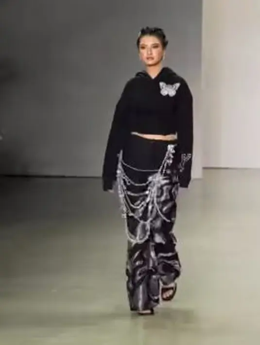Tampil di panggung catwalk bukan kali pertama bagi Raline Shah. Tentu keluwesan diperlihatkannya. (Foto: Instagram/@ralineshah)