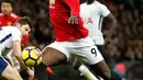 Pemain Manchester United, Romelu Lukaku melakukan tendangan ke gawang Tottenham Hotspur pada laga pekan ke-25 Premier League 2017-2018 di Stadion Wembley, Rabu (31/1). Tottenham Hotspur menundukkan Manchester United dengan skor 2-0. (AP/Alastair Grant)