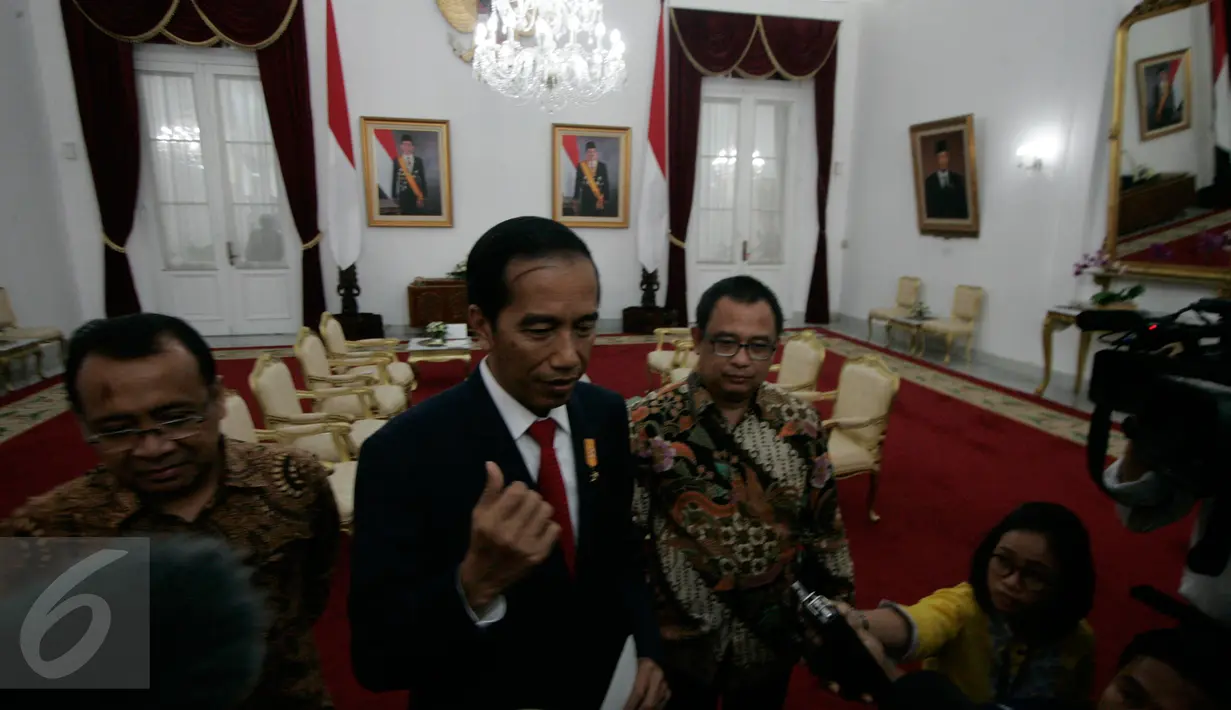 Presiden Joko Widodo (Jokowi) memberikan keterangan usai pertemuan trilateral di Gedung Agung Yogyakarta, Kamis (5/5). Indonesia, Malaysia dan Filipina menggelar pertemuan membahas keamanan maritim antara ketiga negara. (Boy Harjanto)