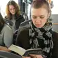 Potret orang membaca buku di angkot. (Independent.co.uk)