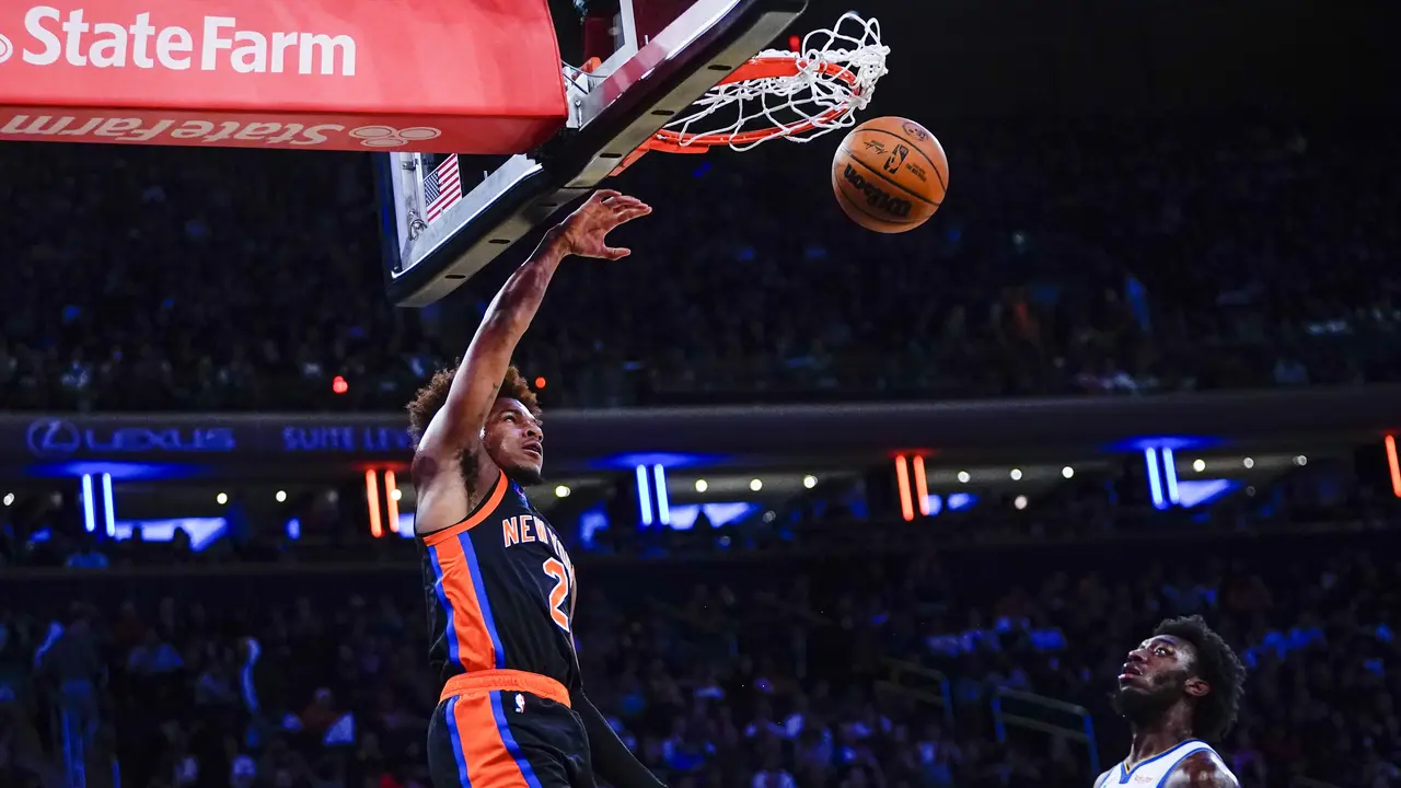 Pemain Knicks Miles McBride melakukan dunk saat melawan Warriors di lanjutan NBA 2022/2023