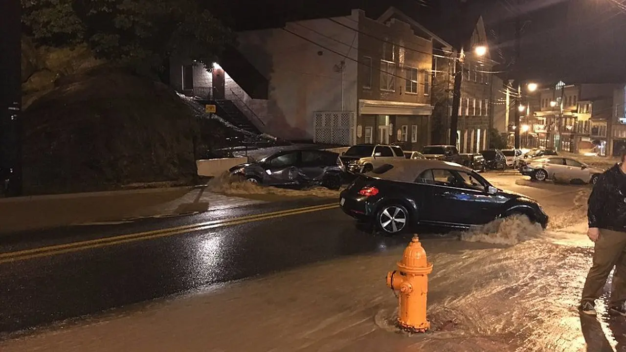 Rantai Manusia Selamatkan Perempuan dari Banjir Bandang Maryland