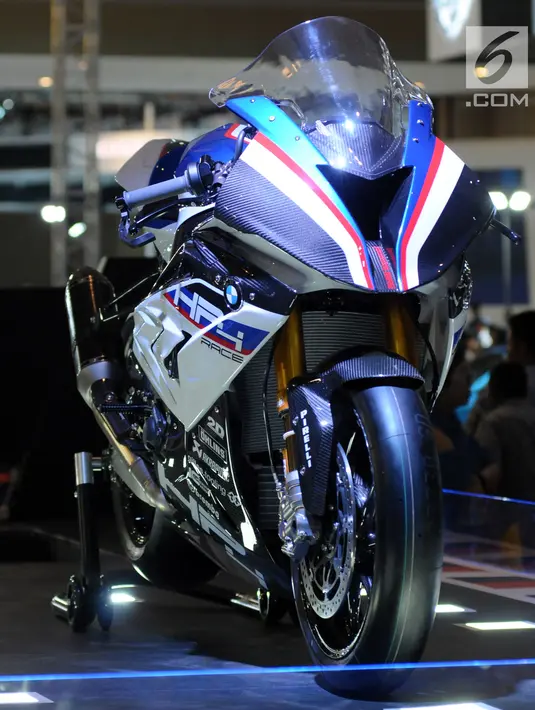 Tampilan motor BMW HP4 Race di Indonesia International Motor Show 2018 di JIExpo, Jakarta, Jumat (20/4). HP4 Race dibekali perangkat elektronik termutakhir, seperti kontrol traksi 15 level dan engine brake control. (Liputan6.com/Helmi Fithriansyah)
