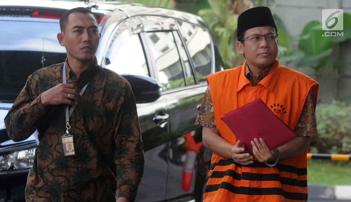 Wakil Ketua DPR Bidang Keuangan dari Fraksi PAN nonaktif Taufik Kurniawan dikawal petugas akan menjalani pemeriksaan lanjutan kasus pengurusan DAK Kabupaten Kebumem TA 2016 di gedung KPK, Jakarta, Jumat (1/2). (Merdeka.com/Dwi Narwoko)