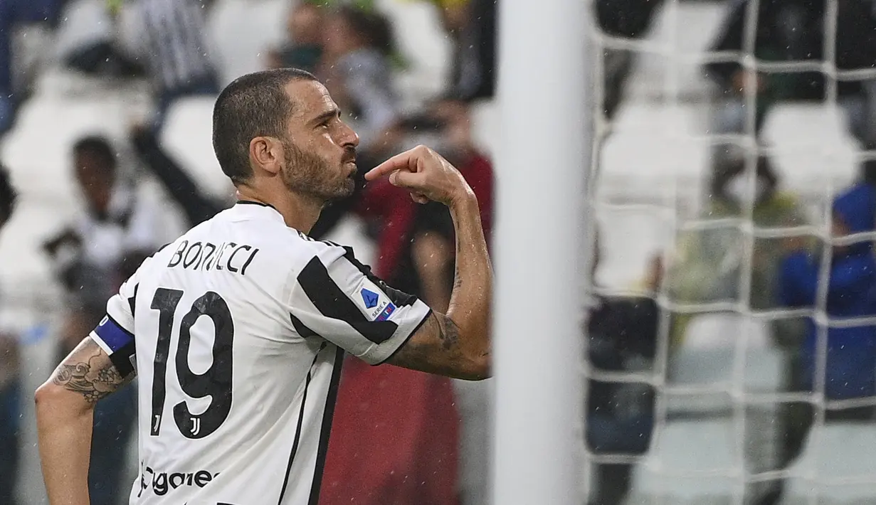 Bek Juventus, Leonardo Bonucci melakukan selebrasi setelah mencetak gol ke gawang Sampdoria pada pertandingan lanjutan Liga Serie A Italia di Allianz Stadium di Turin, Italia, Minggu (26/9/2021). Juventus menang tipis atas Sampdoria dengan skor 3-2. (Marco Alpozzi/LaPresse via AP)