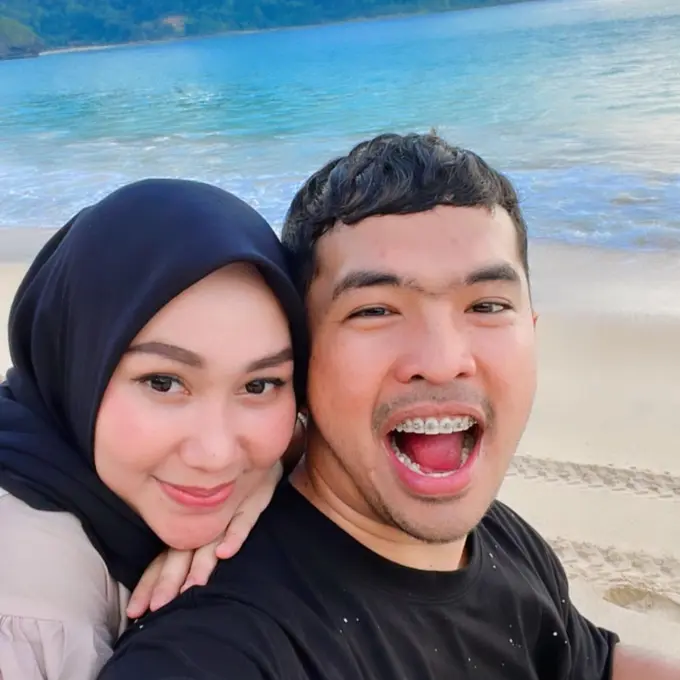 Putra Siregar dan Septia Yetri Opani selalu terlihat harmonis, namun kini sang istri justru menggugat cerai sang pengusaha