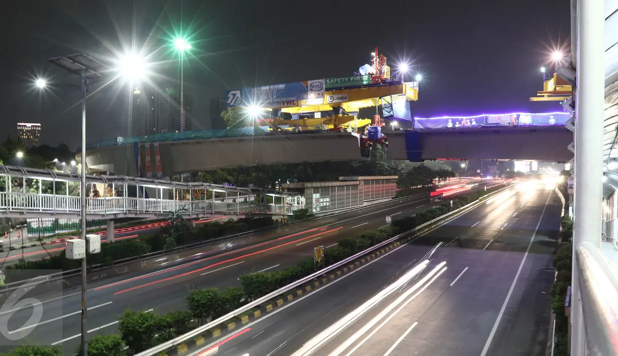 Pemasangan box girder ramp 1 Simpang Susun Semanggi di Kawasan Semanggi, Jakarta Selatan, rampung dikerjakan, Jumat (10/3) malam. Kini overpass Gatsu (Grogol-Senayan) itu telah tersambung. (Liputan6.com/Herman Zakharia)