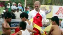 Zinedine Zidane, saat memberikan pelatihan sepak bola untuk anak-anak Indonesia di Desa Cisaat, Ciater, Jawa Barat, (07/08/2007).  Zidane, menjadi duta sepak bola selama tiga hari di Indonesia. (EPA/Mast Irham)