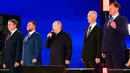 Presiden Rusia Vladimir Putin (tengah) berbicara bersama Pemimpin Republik Rakyat Luhansk Leonid Pasechnik (kiri), Pemimpin Republik Rakyat Donetsk Denis Pushilin (kedua kiri), Kepala Wilayah Kherson Vladimir Saldo (kedua kanan), dan Kepala Wilayah Zaporizhzhia Yevgeny Balitsky (kanan) saat perayaan menandai penggabungan wilayah Ukraina dengan Rusia di Lapangan Merah, Moskow, Rusia, 30 September 2022. (Sergei Karpukhin, Sputnik, Kremlin Pool Photo via AP)