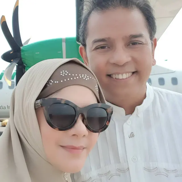 Astri Ivo dan suaminya, Dariola Yusharyahya (https://www.instagram.com/p/B9Su2riHpo_/)