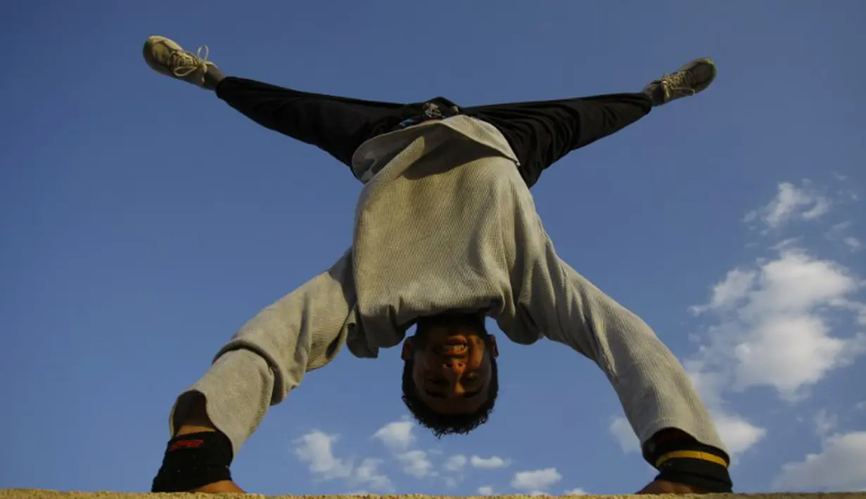 Seorang Traceur (sebutan untuk penggiat Parkour) sedang melakukan salah satu aksi Parkour, Irak, Rabu (14/05/2014) (AFP PHOTO/HAIDER HAMDANI).