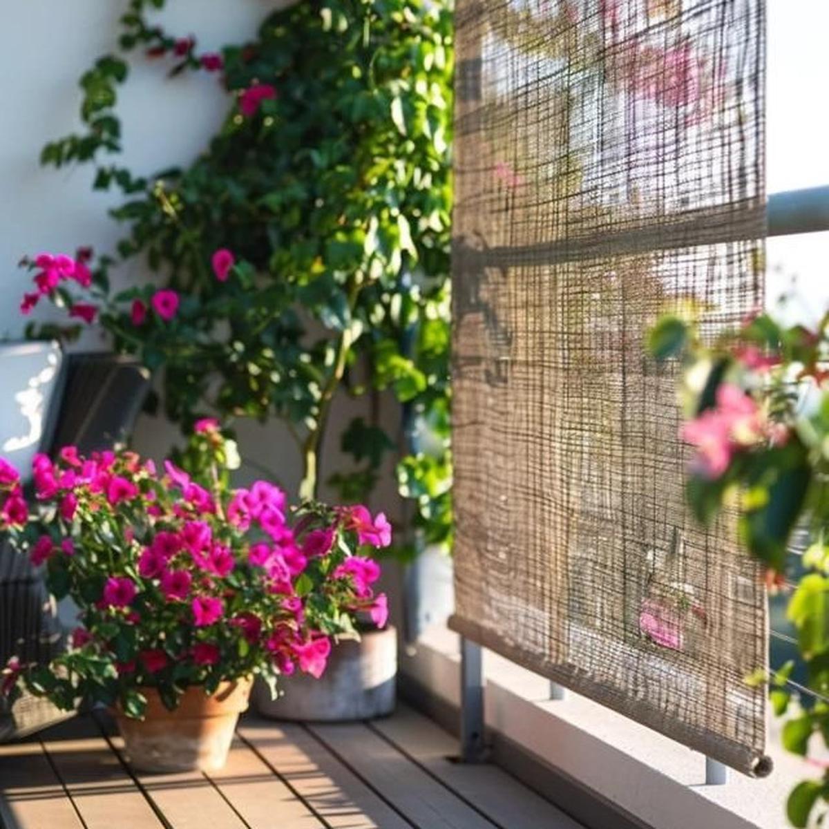 Ilustrasi Balkon dengan Taman Sempit yang Menawan (©Pinterest)