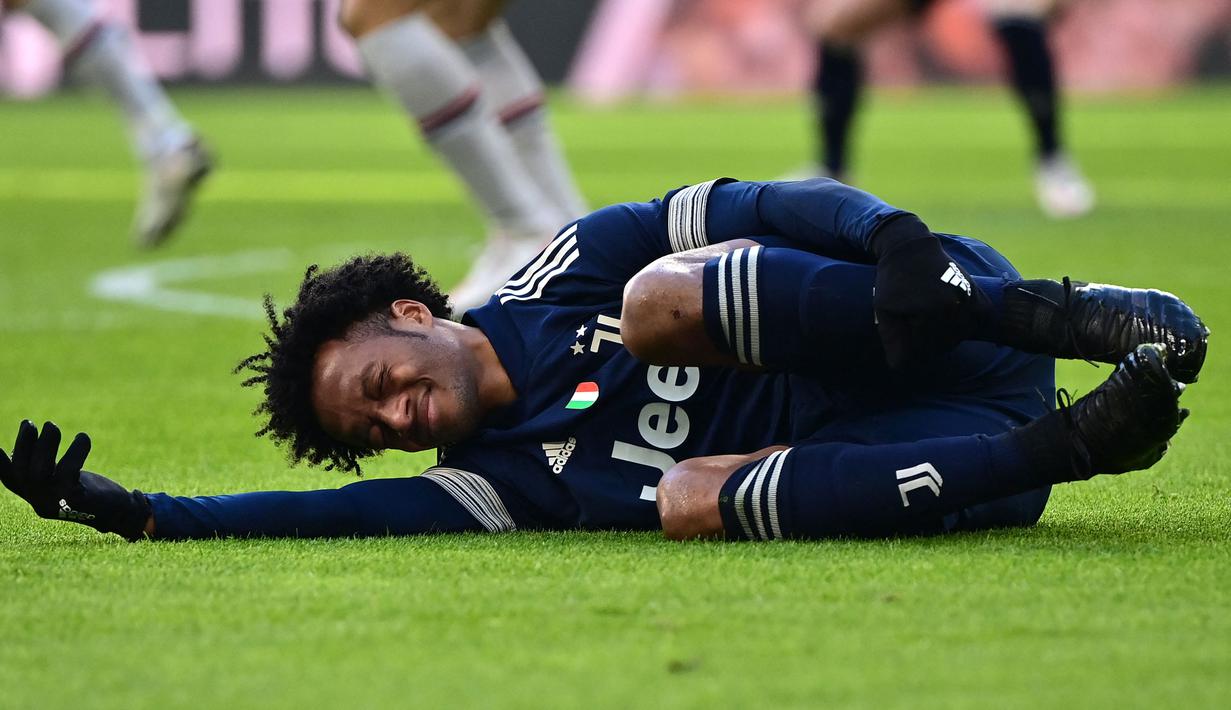 Juan Cuadrado merupakan bek kanan andalan Juventus yang dikenal memiliki kecepatan dan kelincahan yang mumpuni. Menariknya lagi, ia menjadi pemain yang lebih sering dilanggar daripada pemain seperti Hazard dan Zaha. Tercatat ada 729 pelanggaran yang pernah ia dapatkan sejak 2016. (AFP/Miguel Medina)