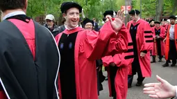 Pendiri Facebook, Mark Zuckerberg menyapa sejumlah mahasiswa sebelum acara pembukaan penyambutan angkatan 2017 di Universitas Harvard, Kamis (25/5). Dalam acara itu, Zuckerberg menerima gelar Doktor kehormatan Bidang Hukum. (AP Photo/Steven Senne)