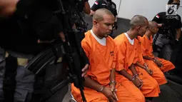 Sejumlah tersangka dihadirkan dalam rilis pengungkapan peredaran narkotika di Kantor BNN, Jakarta, Kamis (9/11). Petugas menyita 220 kg sabu dan ribuan pil ekstasi, serta pil happy five dari jaringan Malaysia-Aceh. (Liputan6.com/Faizal Fanani)