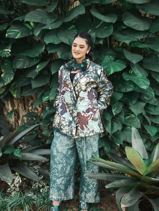 Kali ini, Kahiyang tampil beda dan bold dengan gaya tabrak motif yang stylish. Blazer dan celana motif yang dikenakan rancangan Biyan. [Foto: Instagram/ Kahiyang Ayu]