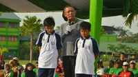 Pelajar SMP mendapat ganjaran ketika bersikap sempurna saat menyanyikan Indonesia Raya.