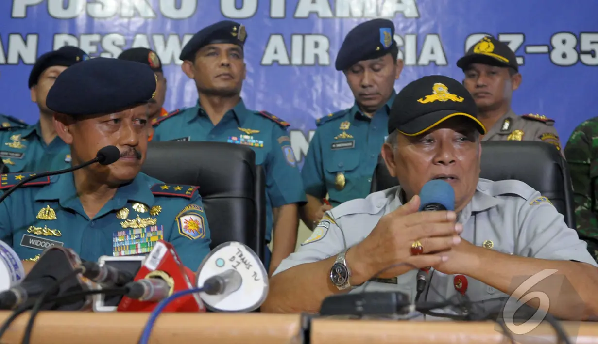 Panglima Komando Armada Wilayah Barat (Koarmabar) TNI AL Laksamana Muda TNI Widodo didampingi Ketua Komite Nasional Keselamatan Transportasi (KNKT) Tatang Kurniadi, memberikan keterangan pers, Kalteng, Selasa (13/01/2015). (Liputan6.com/Andrian M Tunay)