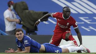 Bek Chelsea Andreas Christensen mendapat kartu merah usah melanggar winger Liverpool Sadio Mane pada laga Liga Inggris di Stamford Bridge, Minggu (20/9/2020). (AFP/Matt Dunham)