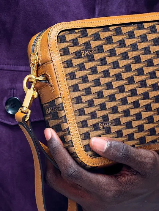 Corak tersebut juga bisa ditemukan pada koleksi aksesori perempuan dan pria. [Foto: Instagram/ Bally]