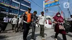 Dinas Perhubungan (Dishub) DKI Jakarta bersama tim gabungan yang terdiri dari Satuan Polisi Pamong Praja (Satpol PP), TNI dan Polri merazia para juru parkir liar, termasuk yang beroperasi di minimarket di Jakarta, Rabu (15/5/2024). (Liputan6.com/Angga Yuniar)