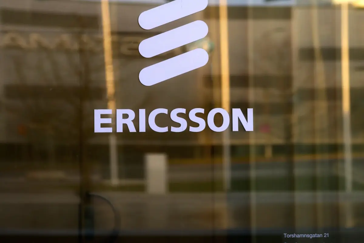 Logo Ericsson di kantor pusatnya di Stockholm, Swedia