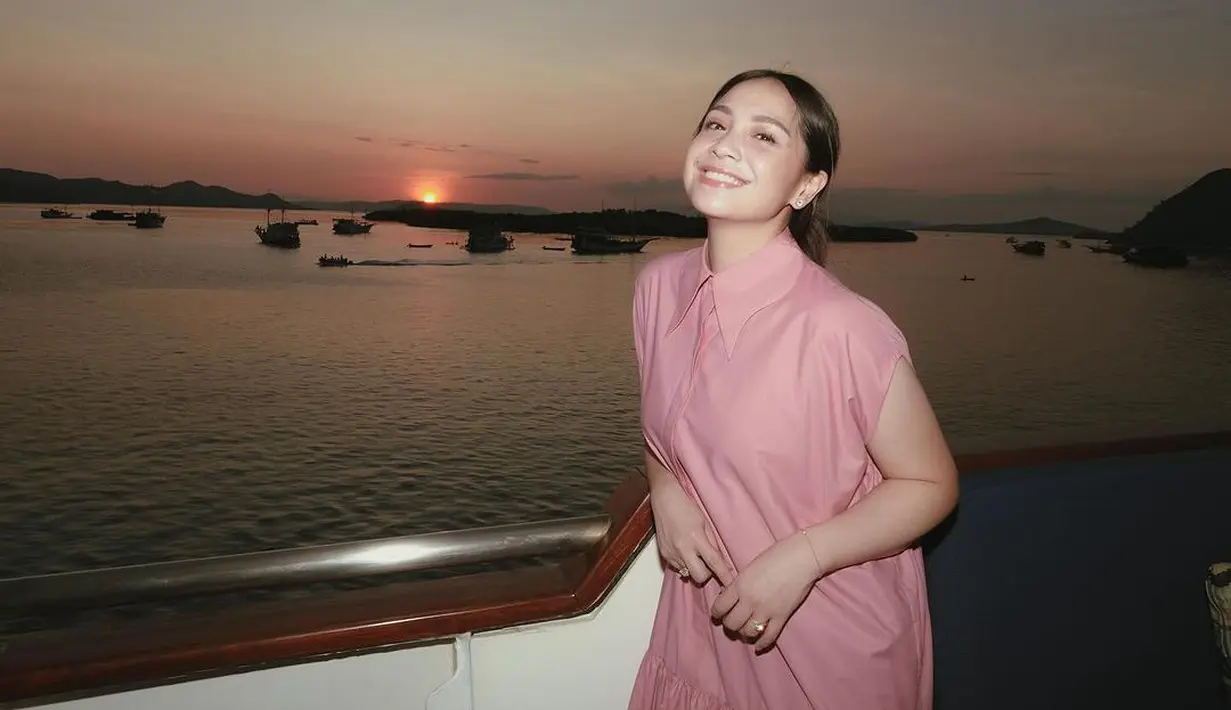 Nagita Slavina baru-baru ini menghadiri perayaan ulang tahun sahabatnya, MUA Marlene Hariman yang dirayakan di Kapal Pesiar mewah. [@raffinagita1717].