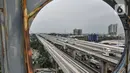 Arus kendaraan saat melintas di ruas Tol Layang Jakarta-Cikampek, Bekasi, Jawa Barat, Kamis (30/12/2021). Sebanyak 143.660 kendaraan tercatat meninggalkan Jakarta lewat empat gerbang tol (GT) utama, antara lain Cikampek Utama, Kalihurip Utama, Ciawi, dan Cikupa. (merdeka/com/Iqbal S Nugroho)