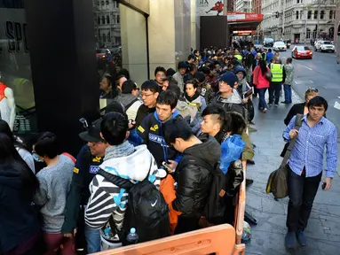 Antrean mengular sudah terlihat di depan toko retail Apple Store di Sydney, Australia, (19/9/14). (AFP PHOTO/Saeed KHAN)