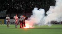 Flare menyala di tengah pertandingan Persebaya di Stadion Gelora Bung Tomo. (Bola.com/Fahrizal Arnas)