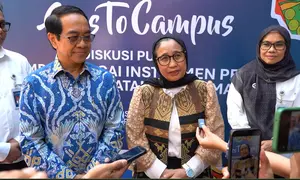 Wakil Kepala Badan Gizi Nasional Bidang Komunikasi Publik dan Investigasi, Nanik S Deyang bersama Rektor Universitas Hasanuddin, Jamaluddin Jompa dalam acara BGN Goes to Campus di Makassar. (Dok: BGN)