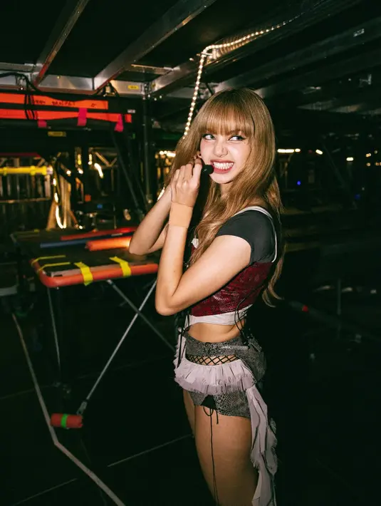 Lisa BLACKPINK kembali kenakan croptop berlengan pendek. Dilapis dengan double layered cropped korset putih dan merah bermotif ular [@lalalalisa_m]