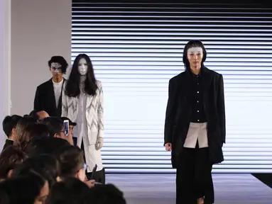 Model memperagakan busana karya perancang Wilsen Willim bertajuk Runway Hits dalam Fashion Nation 2018 di Senayan City, Jakarta, Sabtu (21/4/). Puncak acara Fashion Nation 2018 mengangkat tema I.AM.NOW. (Liputan6.com/Herman Zakharia)