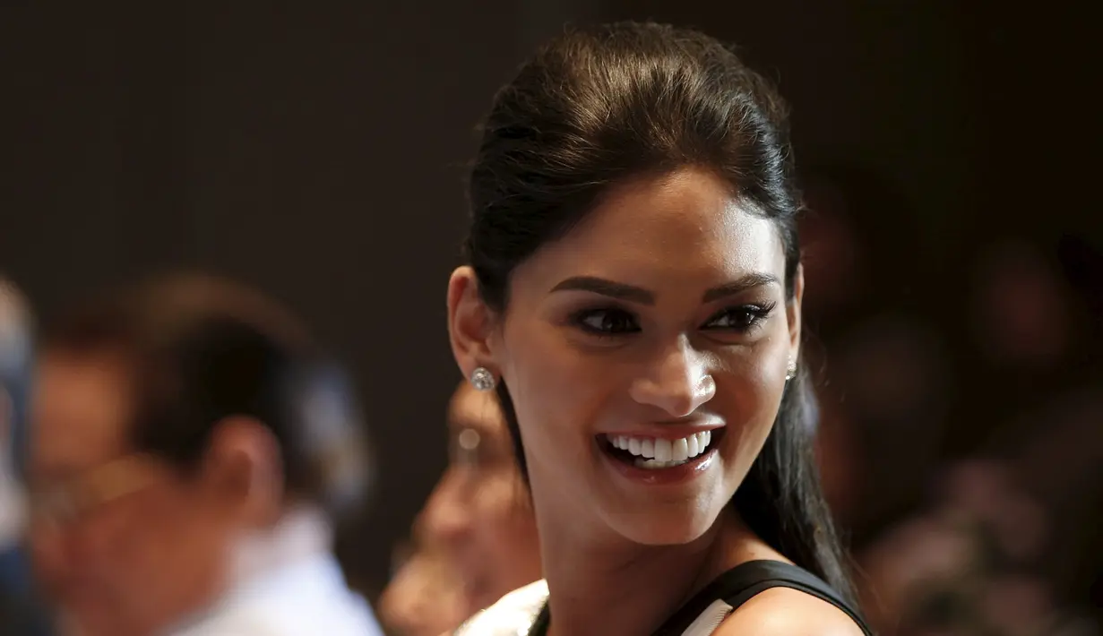 Miss Universe 2015 Pia Wurtzbach menjadi juri pada ajang sesi bikini kontestan Miss Philippines di Metro Manila, Selasa (29/3). Puluhan wanita cantik bersaing meraih gelar Miss Filipina untuk tiket menuju Miss Universe 2016 (REUTERS/Erik De Castro)