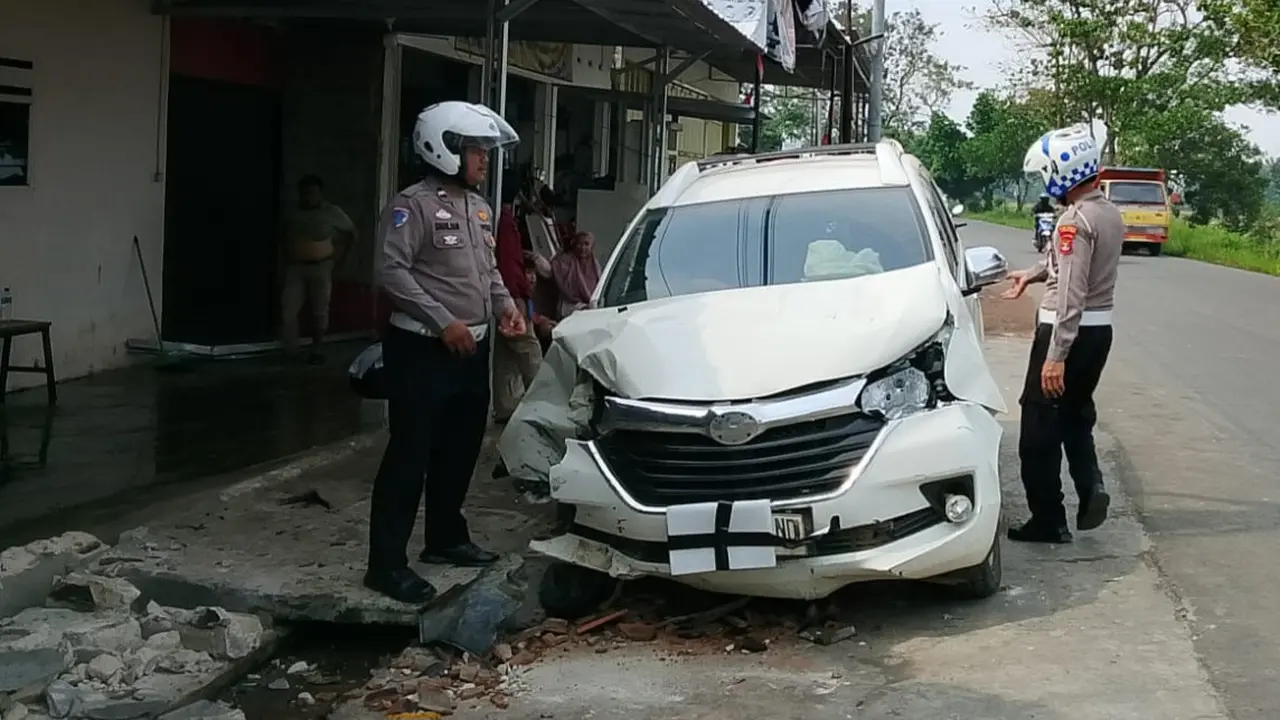 Diduga Mengantuk, Sopir Minibus Tabrak Pasutri hingga Hantam Rumah Warga di Lampung Timur, Dua Korban Kritis