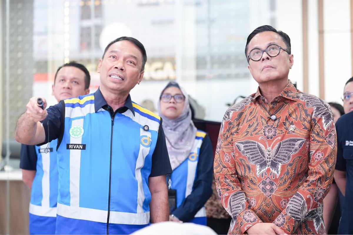 Direktur Utama PT Jasa Marga (Persero) Tbk Rivan A. Purwantono mendampingi Kepala Badan Pengelola (BP) BUMN sekaligus Chief Operating Officer (COO) Danantara Indonesia Dony Oskaria. (Dok. Jasa Marga)